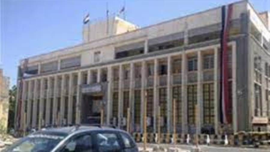 البنك المركزي بعدن يتخذ حزمة تدابير لمنع انهيار العملة