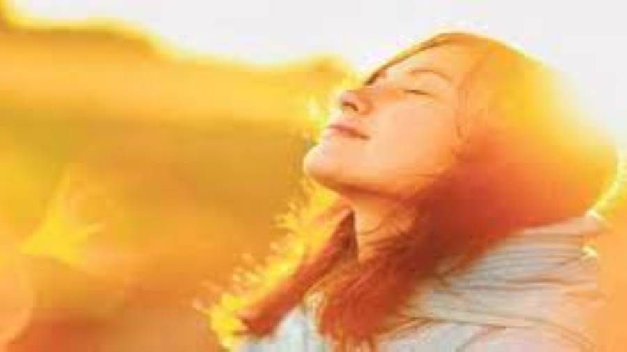 لهذا السبب.. نشعر بالسعادة عندما نتعرض لضوء الشمس