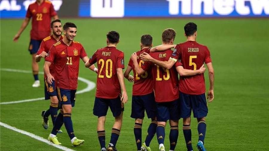 منتخب اسبانيا يتلقى لقاح كورونا بعد اصابة بوسكيتس