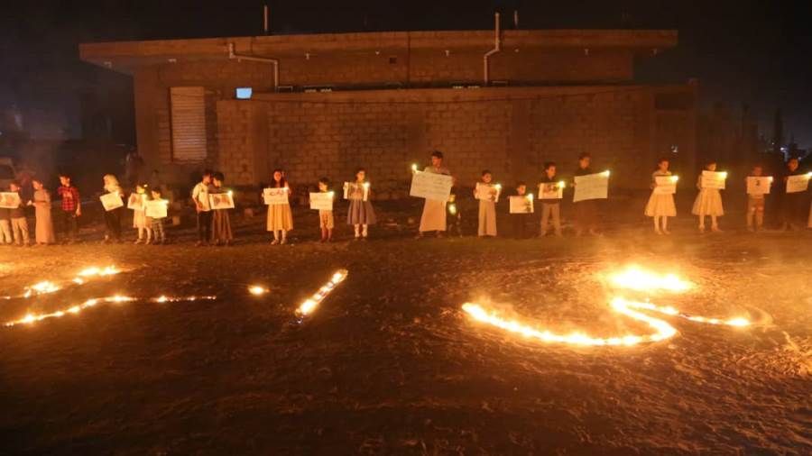 وقفة تضامنية بالشموع أمام منزل أسرة الطفلة ليان طاهر بمدينة مأرب