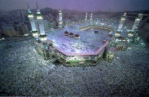 وجدوه جثة هامدة جوار سيارته في الشارع .. الموت يفجع إمام الحرم المكي (صورة)