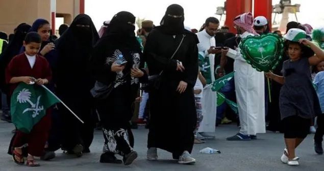 بعد الحفلة الماجنة .. فضيحة جديدة لمشهورات السعودية وشاب سعودي جريء يخرج عن صمته ويكشف حقيقة ماذا يحدث؟؟ (فيديو)