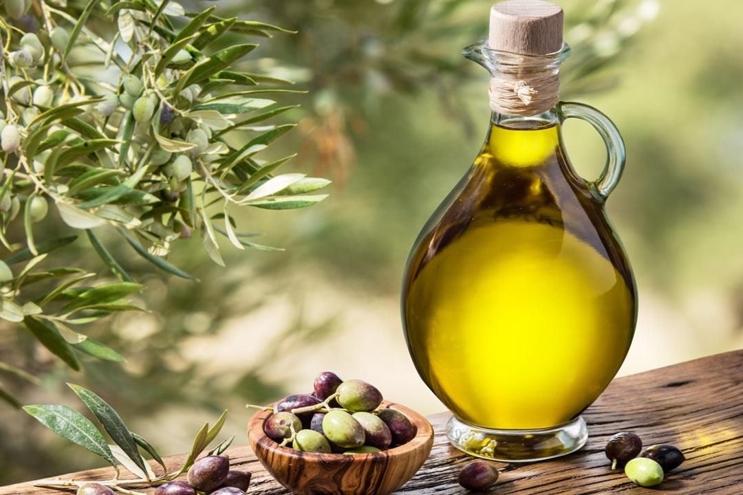 ضع ملعقة فقط من "زيت الزيتون" على قدميك قبل النوم وشاهد النتائج السحرية التي ستجعلك تستخدمه يومياً .. هذا ما سيحدث لجسمك !