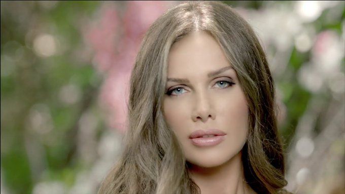 الخليج الان : محجبات عاريات.. من فوق عمرو خالد ومن تحت عمرو دياب.. فنانات ظهرن بغطاء للرأس وكشفن أجسادهن.. هيفاء وهبي ستصدمك ( شاهد )