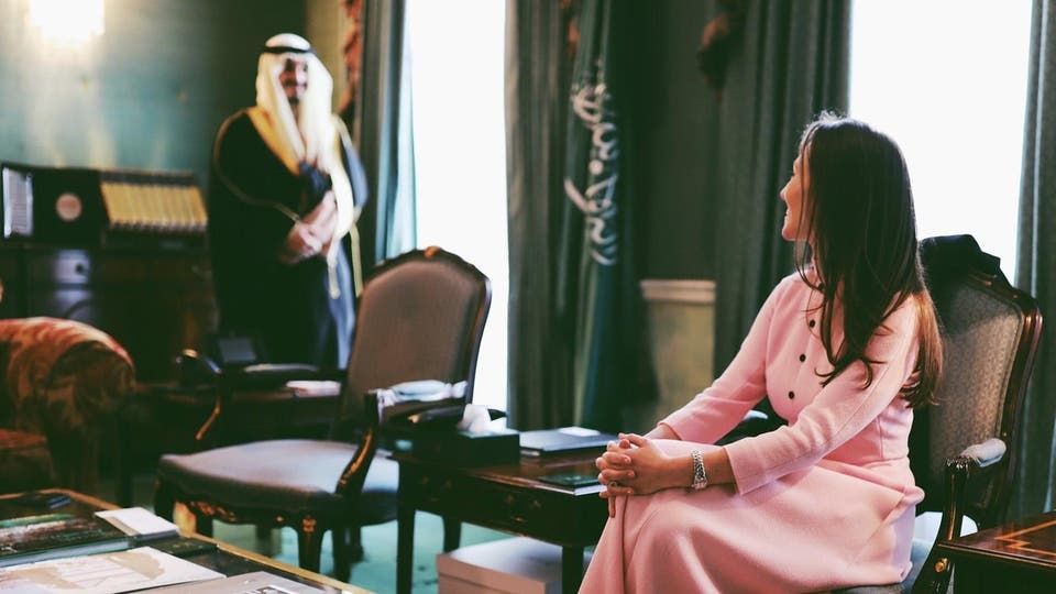 الخليج الان : زوجة أمير سعودي تخطف الأنظار بجمال فائق وأناقة تنافس خيوط الشمس.. ومصورة عالمية تلتقط لهما صور هزت المملكة ..شاهد