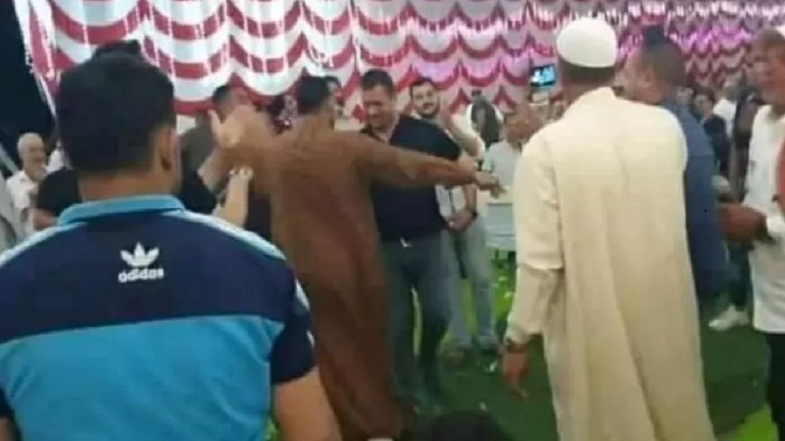 حفل زفاف يتحول إلى مأتم .. وفاة شقيق العريس أثناء الرقص بشكل مفاجئ والمعازيم يتسمرون من الصدمة! (فيديو)