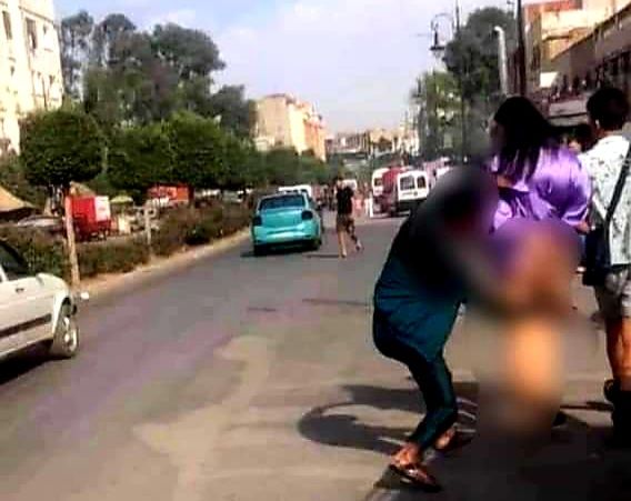 فيديو صادم لشاب يعرِّي فتاة في الشارع العام بطنجة المغربية يفجِّر غضبا عارما على مواقع التواصل