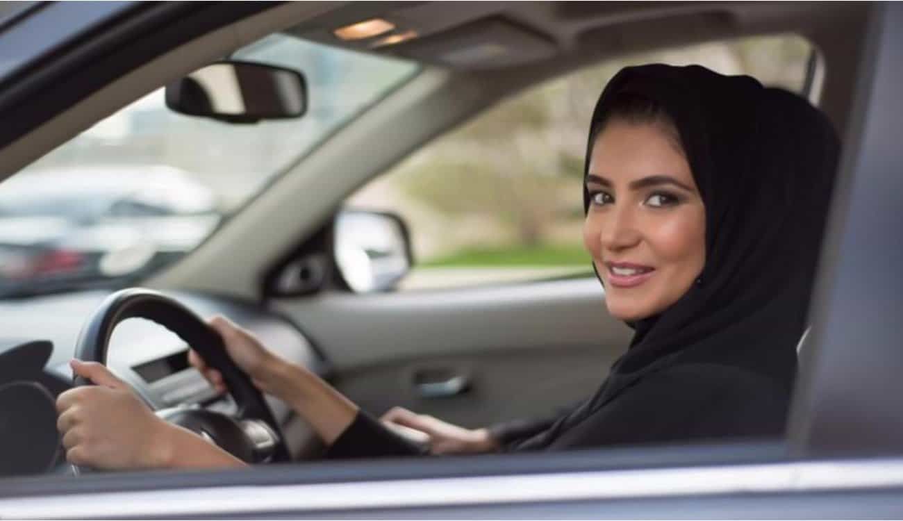 اتفرج.. امرأة تفقد السيطرة على سيارتها وتدهس عاملا بمحل تغيير زيوت في السعودية.. لن تصدق ما الذي حدث للعامل (فيديو)