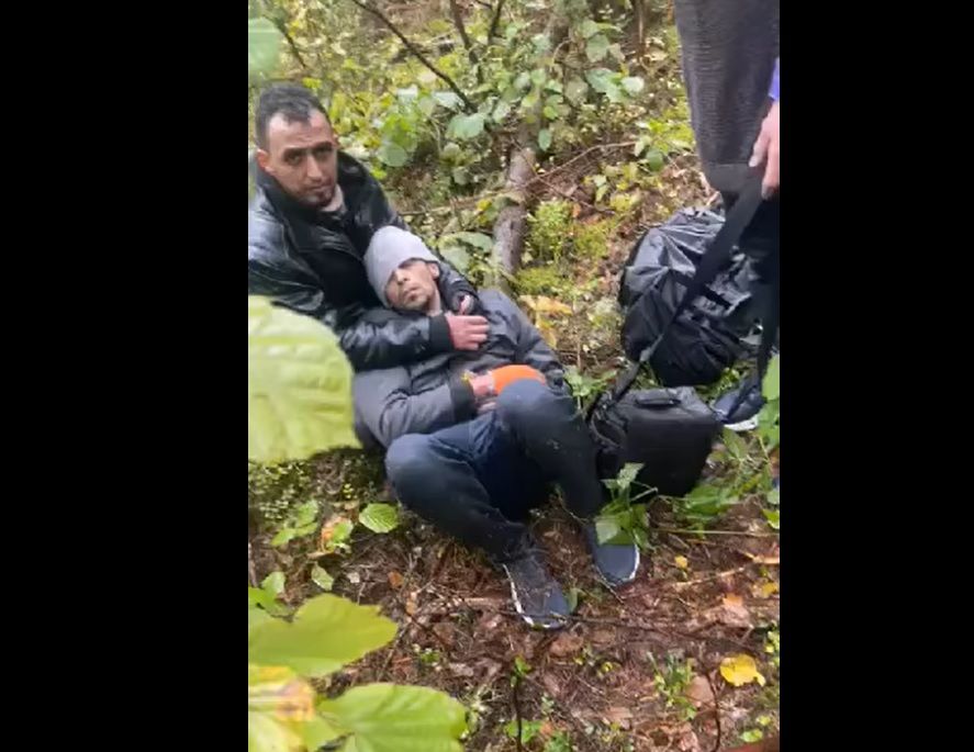 عاجل: أوضاع صعبة جداً لعشرات اليمنيين في حدود بيلاروسيا .. تائهين في الغابات ونساء هالكات وهكذا مات أحدهم وتحذيرات مهمة للجميع (فيديو جديد)