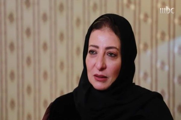 شاهد.. زوجة الفنان الراحل “طلال مداح” تكشف قصة أغنية “قصري بعد المسافة”.. وتوضح سر سفرها لمصر فجأة (فيديو)