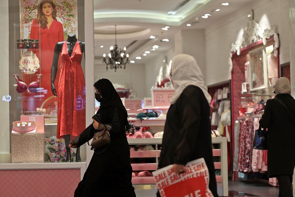 “غزو بالأحمر لملابس النساء الداخلية”.. عشية الإحتفال بعيد الحب في السعودية..(صور)