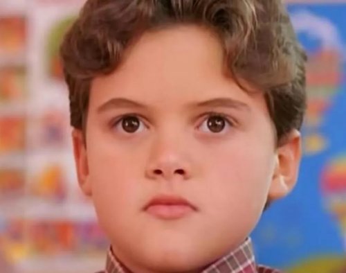 هذا الطفل الصغير ظهر قبل أكثر من 21 عاما في اغنية محمد فؤاد «أنا لو حبيبك» .. لن تصدق كيف أصبح شكله الاناليوم بوسامة منقطعة النظير كأبطال هوليود| شوف دلوقتي الصورة