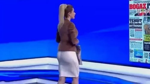 مذيعة جزائرية خرافية ألحسن والجمال نسيت أنها على الهواء في البث المباشر وما فعلته دون خجل او حياء فجر غضب كل الجزائريين !! (فيديو)