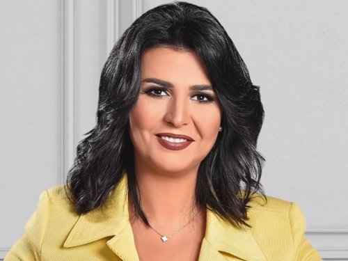 صور الاعلامية منى الشاذلي قبل البوتوكس والفيلر تشعل مواقع التواصل الاجتماعي .. الملامح مختلفة تماماً والمفاجأة في تسريحة شعرها الذي عرضتها للسخرية.. شوف دلوقتي