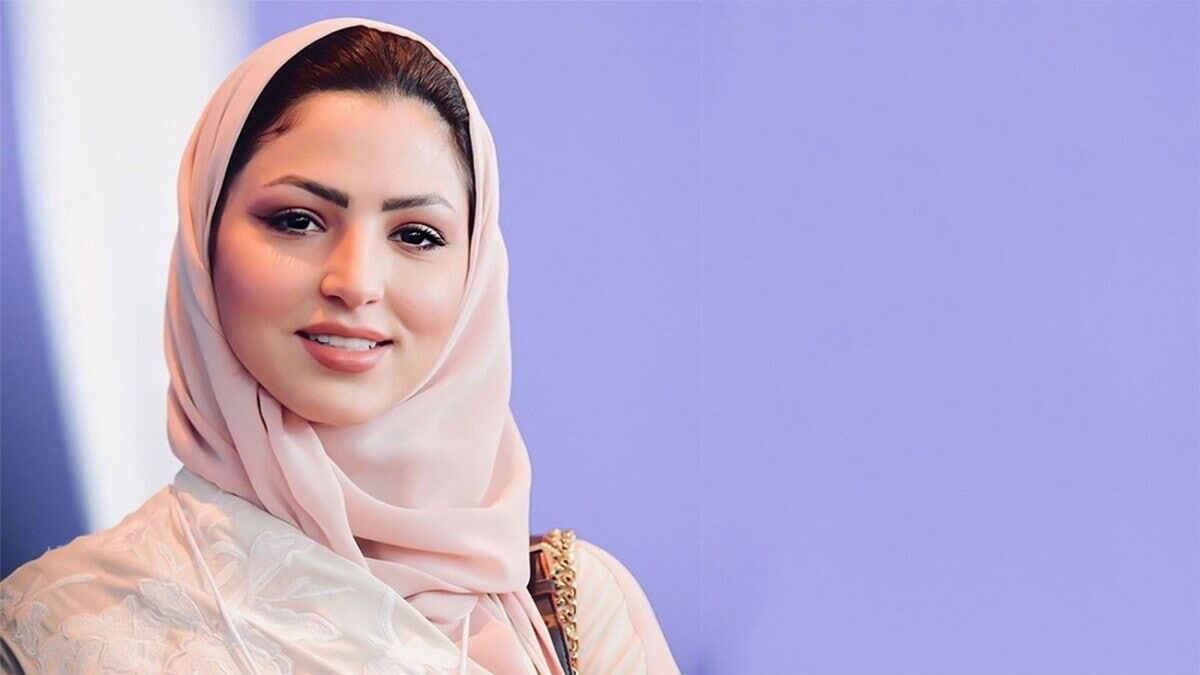 الإعلامية السعودية نصرة الحربي تخلع الحجاب أمام متابعيها على "سناب شات"