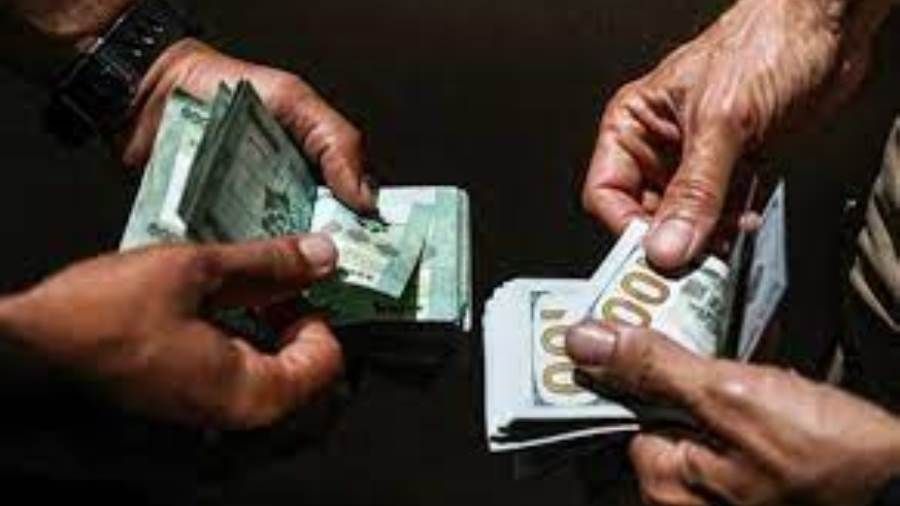 بالأرقام.. انهيار "قياسي" لليرة اللبنانية أمام الدولار وضجة كبيرة في مواقع التواصل