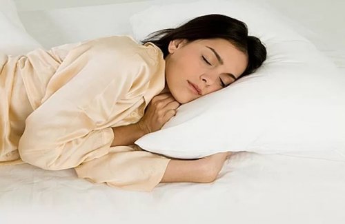 لماذا تحب المرأة وضع وسادة بين أرجلها عند النوم؟ ستندهش عند معرفتك