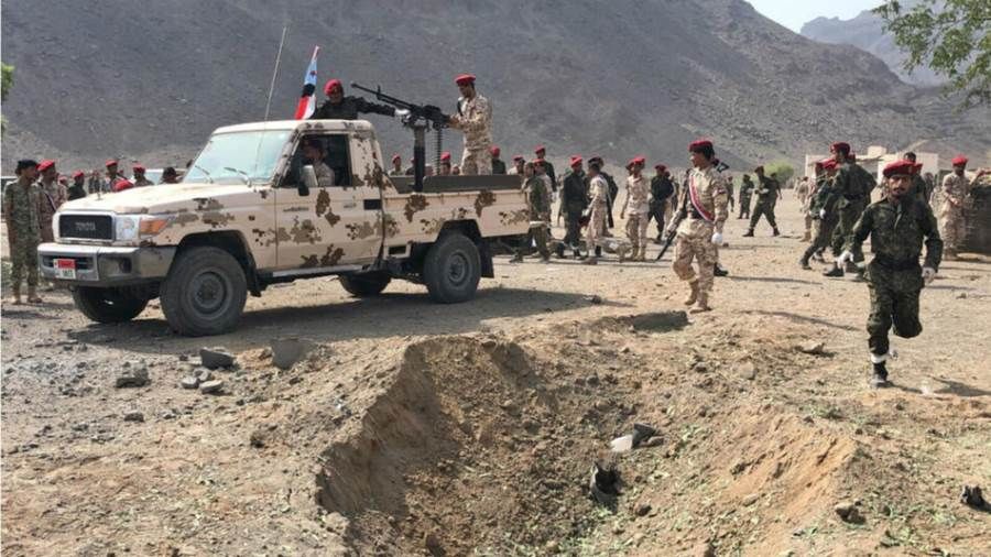 انفجار يستهدف حافلة تُقل حجاجًا شرق أبين
