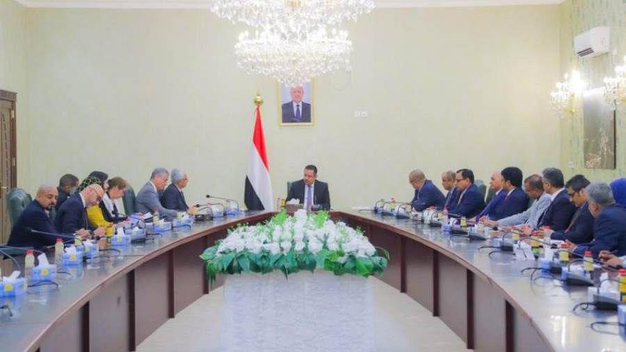 جلسة مباحثات في عدن بين الحكومة برئاسة رئيس الوزراء وقيادة البنك الدولي ومؤسسة التمويل الدولية