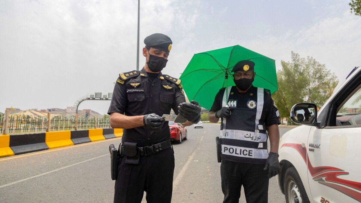 شرطي سعودي يوقف "مفحطًا" بقوة السلاح
