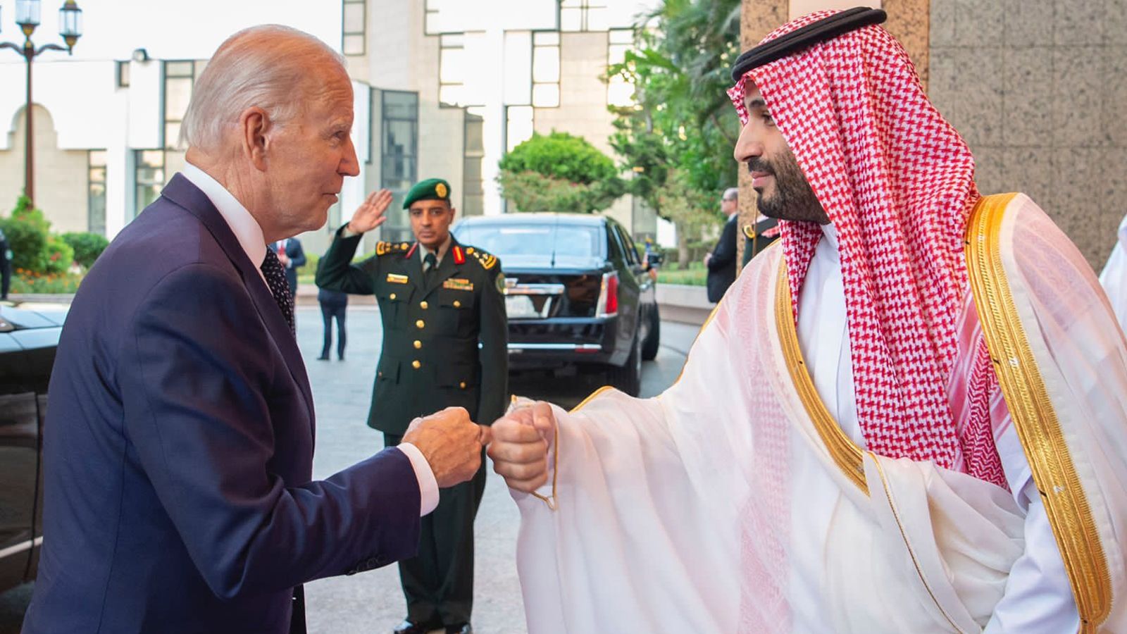 لحظة استقبال الأمير محمد بن سلمان بايدن في قصر السلام بجدة (فيديو)
