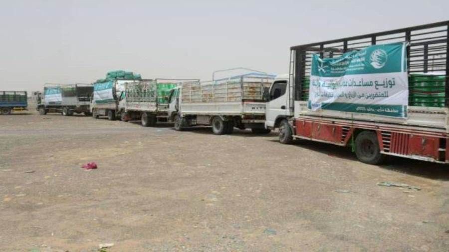 توزيع مساعدات طارئة لـ 1500 أسرة متضررة من الأمطار بمأرب