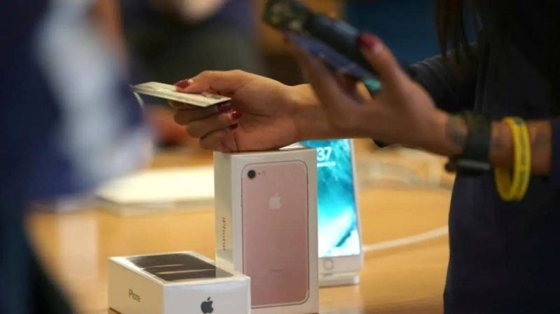 كويتي يشتري هاتف من امرأة عبر موقع إلكتروني شهير.. وبعد فتح العلبة تفاجأ برسالة غريبة! (شاهد صورة)