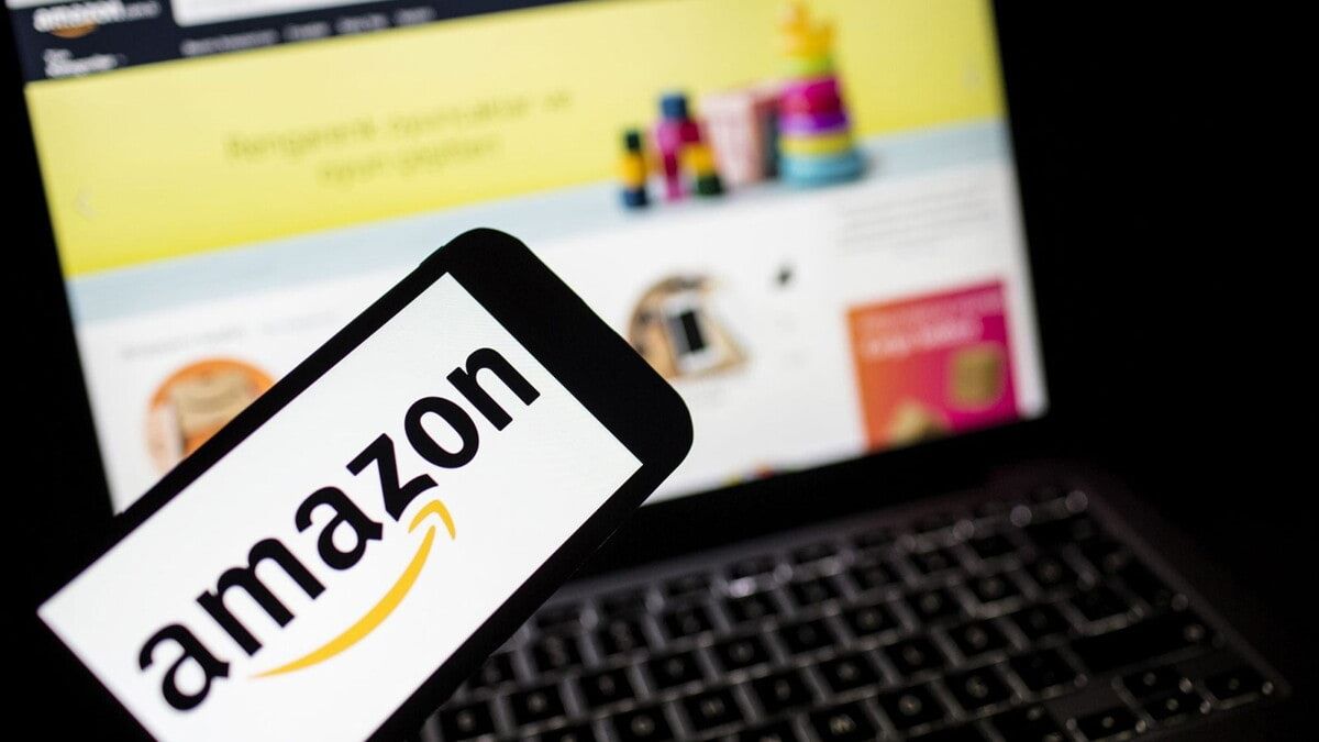 أمازون تقاضي مجموعات على فيسبوك تنشر تقييمات وهمية للمنتجات