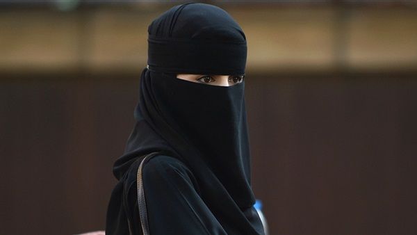 قصة حدثت في جنوب المملكة.. سيدة سعودية تزوجت من ابن عمها عقب طلاقها بأيام وأنجبت ولدًا وعند بلوغه 40 عامًا كانت المفاجأة!