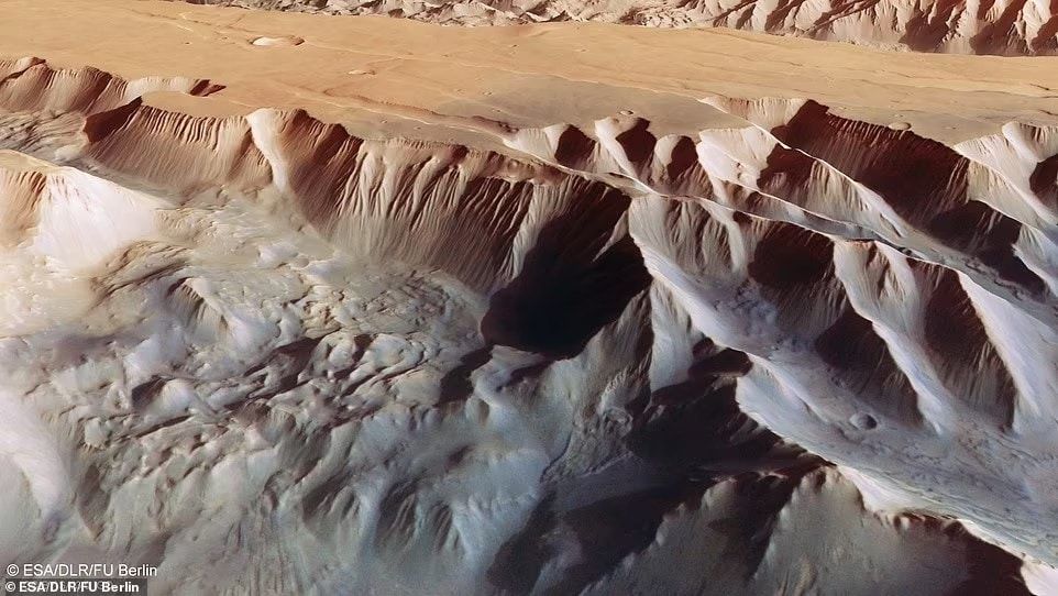 صور فريدة تظهر وادي "فاليس مارينريس" العظيم على المريخ