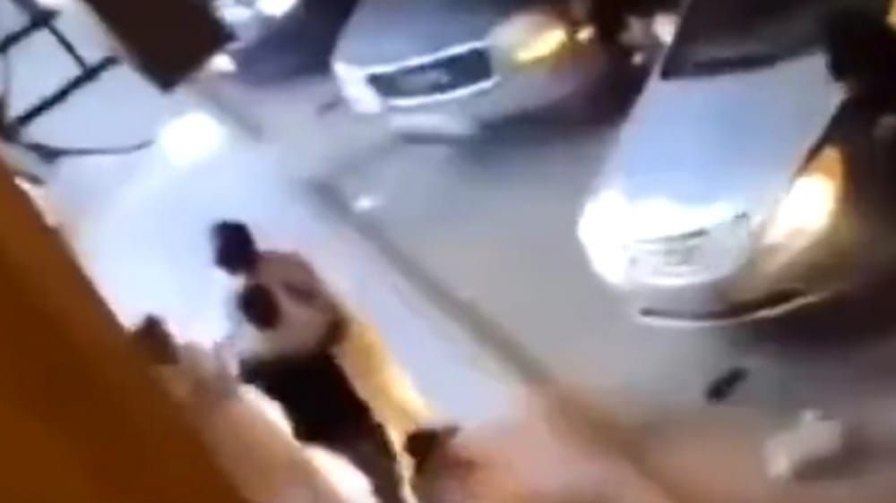 فيديو صادم.. اعتداء شخصين على أب أمام زوجته وأطفاله في إحدى مناطق السعودية (شاهد)
