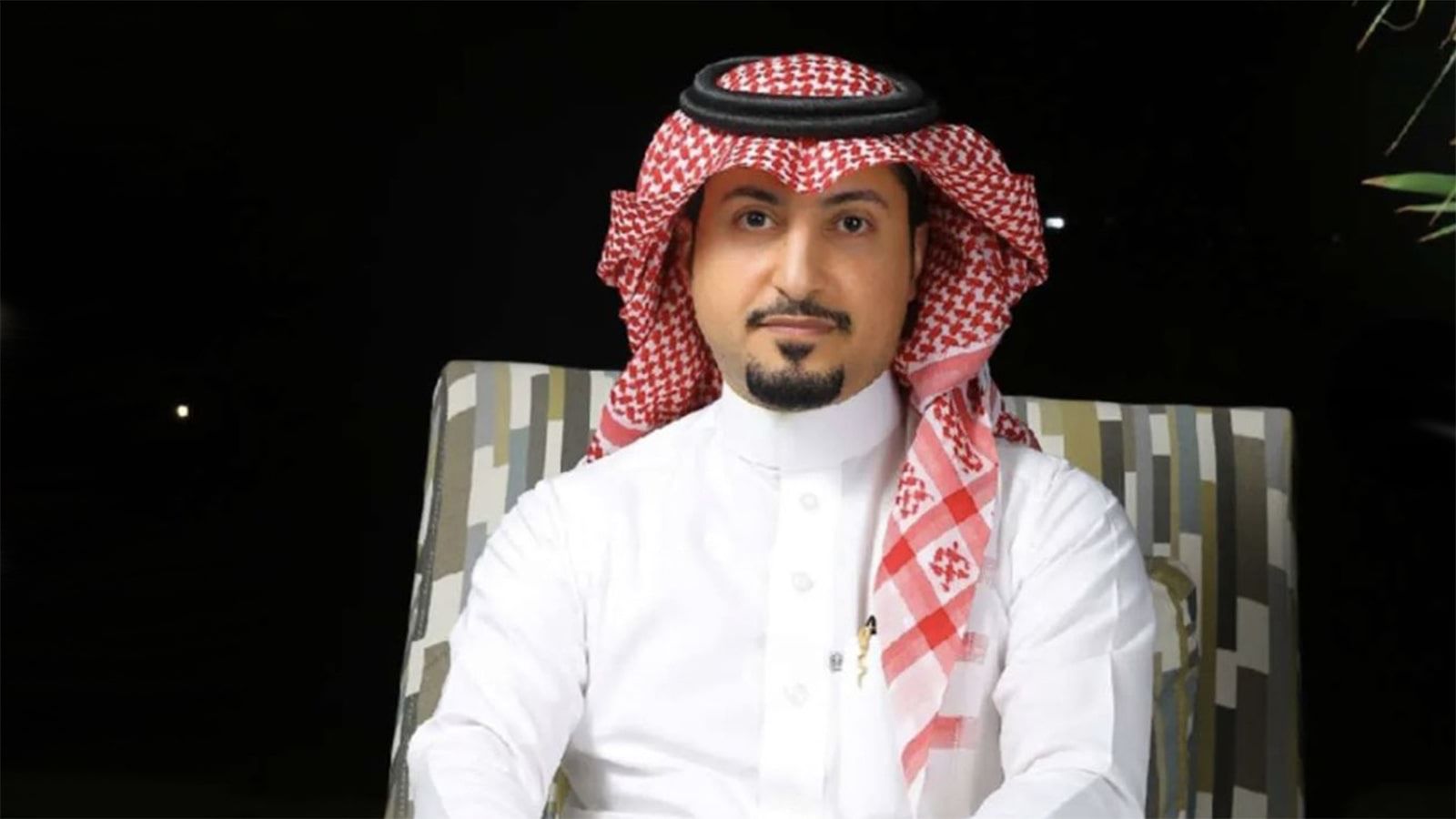 "سمول كابتشينو" يتعرض للسخرية بعد ادعائه تلقيه "اتصالا مهما"