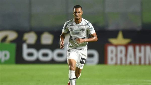 الأهلي المصري يبحث دعم صفوفه بمهاجم سانتوس البرازيلي