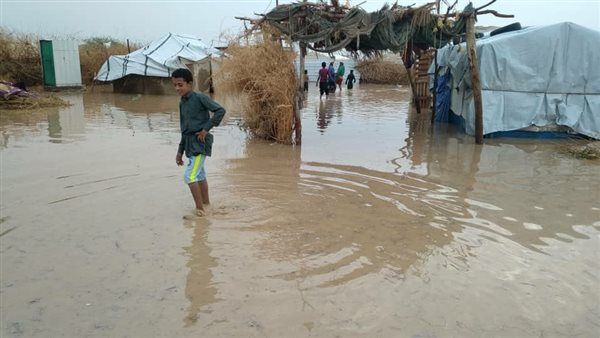 تضرر 650 أسرة نازحة بسبب الفيضانات في حضرموت والحديدة