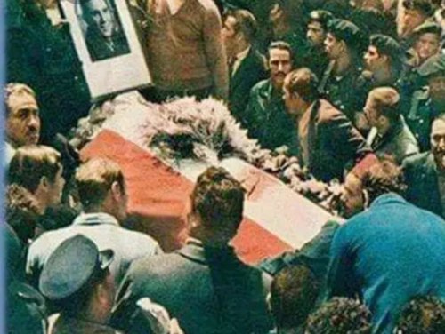 أسرار لاول مره تعرفها في ليلة دفن العندليب حليم ..الشيخ الشعراوي أمر ببقاء الجثمان يوما كاملاً في المسجد.. وعائلته منعت الفنانات من حضور الجنازة