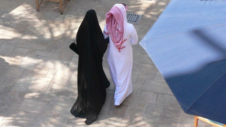 راوي سعودي: رجل فزع لزوجته وخسر أمواله ليعالجها من السرطان.. وعندما شفيت اعترفت له بالأمر الصادم !(فيديو)