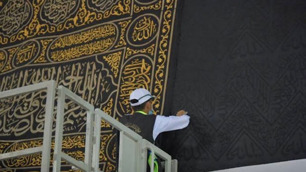 الكشف عن كمية القطن المستخدمة في كسوة الكعبة المشرفة وكيفية استعمالها.. لن تصدق!