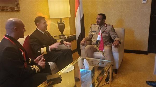 رئيس هيئة الأركان يبحث مع قائد القوات البحرية الأمريكية آفاق التعاون العسكري