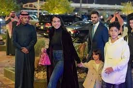 جورجينا تتجول في أسواق الرياض وردة فعل الفتيات السعوديات ولهفتهم عليها (فيديو)