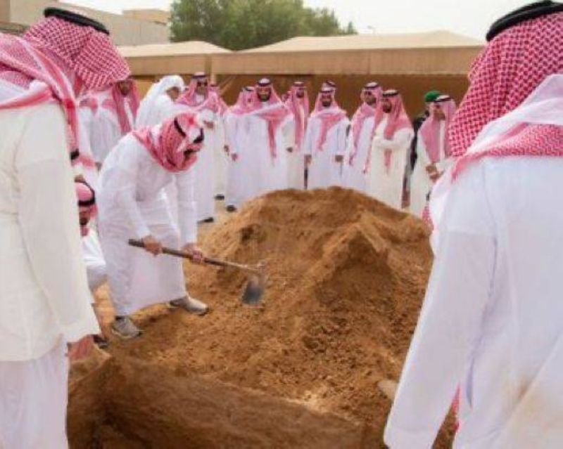 بالفيديو والصور.. ولي العهد السعودي يشارك في دفن جثمان الأميرة الجوهرة بنت عبدالعزيز