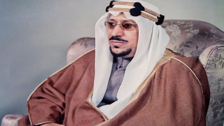 صورة تاريخية نادرة للملك السعودي "سعود" أثناء زيارته للهند قبل 68 عاماً (شاهد)