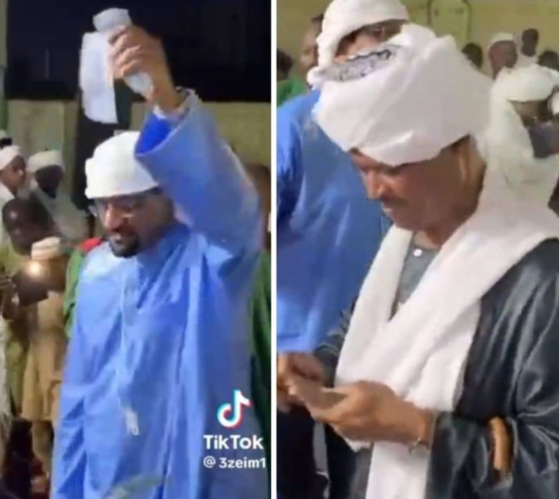 فيديو يثير جدلا واسعا على مواقع التواصل لـ نثر الأموال بين رجلي دين داخل مسجد في السودان