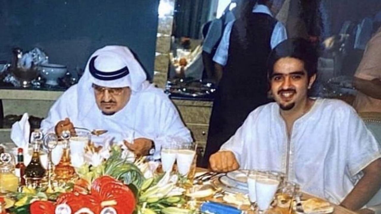 صورة نادرة للملك السعودي فهد وابنه عبدالعزيز وهما يتناولان العشاء.. (شاهد)
