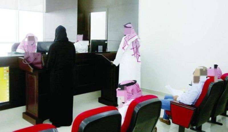 سعودي ينام خارج منزله ويلجأ للمحكمة بسبب زوجته.. ولهذا السبب لا يستطيع تطليقها!