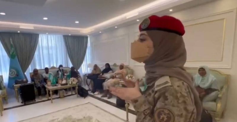 بالفيديو.. شاهد كيف استقبلت مجندة سعودية سيدات من جنسات متعددة قادمات من السودان
