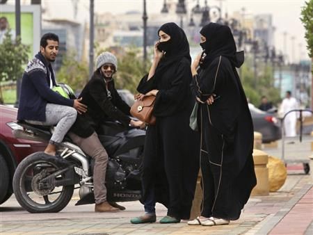 شاهد: صور صادمة متداولة لشباب وفتيات بالسعودية يقومون بحركات غريبة تُحدث ضجة واسعة