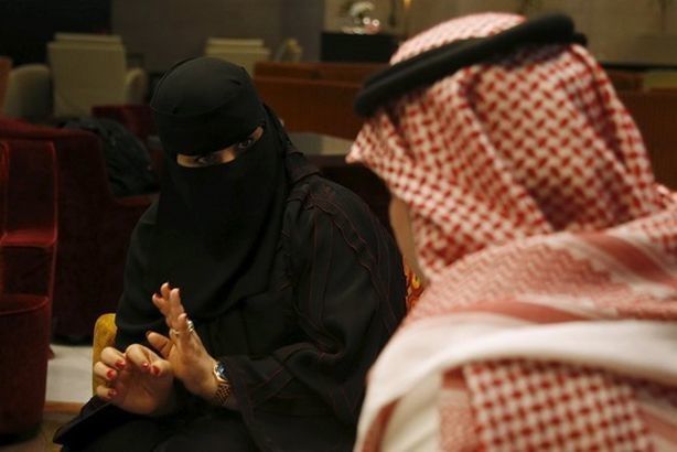 قصة شاب تزوج سعودية ثرية ليكون محرماً لها في الحج .. وأثناء عودتهما للرياض حدثت المفاجأة!