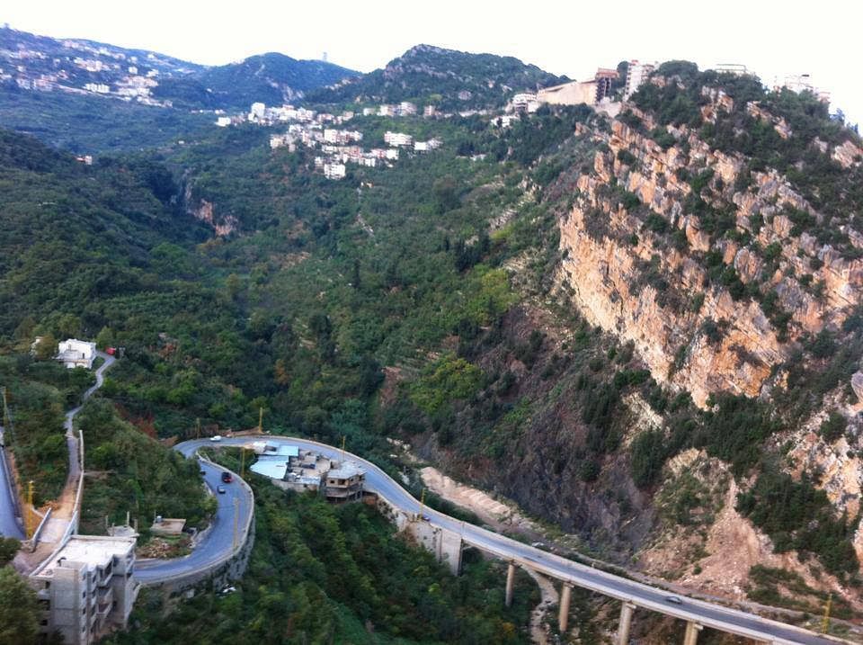 بطابع طائفي.. نزاع عقاري في أعالي لبنان