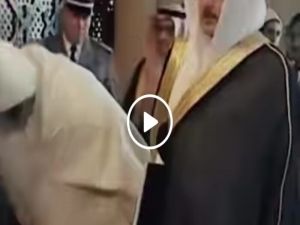 بالفيديو.. اتفرج ردة فعل الملك المغربي محمد السادس بعد أن رفض السفير السعودي الإنحناء له!