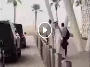 اتفرج.. كاميرا مراقبة ترصد كريستيانو رونالدو وهو يفعل شيئاًً صادم في أحد شوارع الرياض (فيديو)